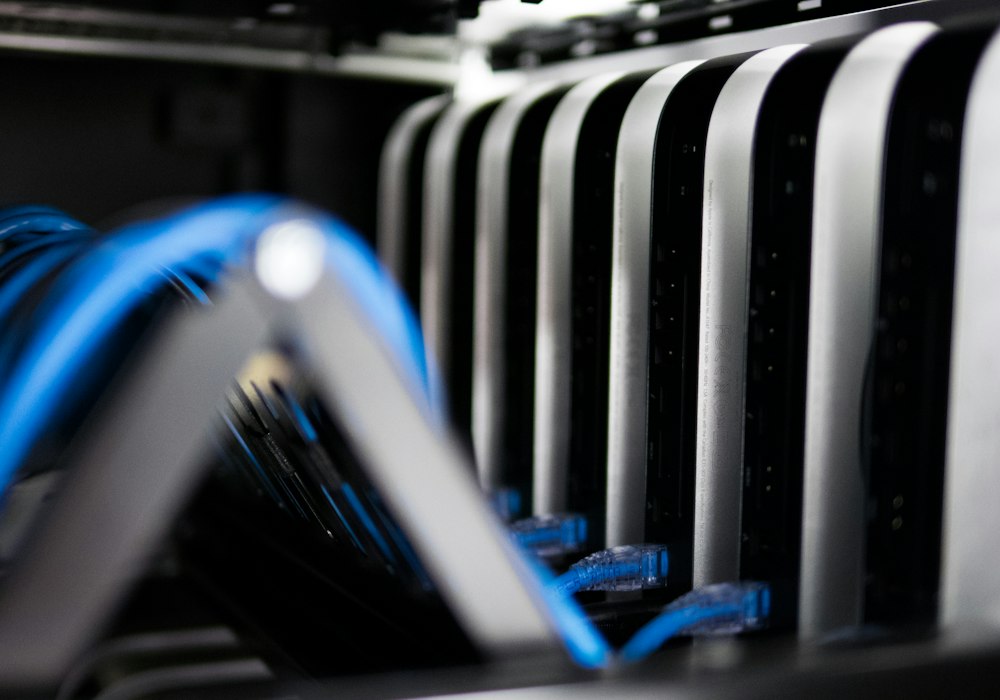 Hyperscale data center network cabling in a server rack